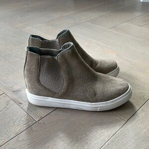 Steve Madden tan suede sneaker hidden wedge size 5
